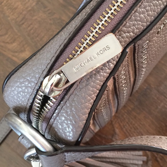 Michael Kors mini grommets Lg EW crossbody - Picture 8 of 9